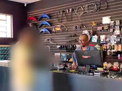 Cliente sendo atendido no balcão da D'Castro Motoparts