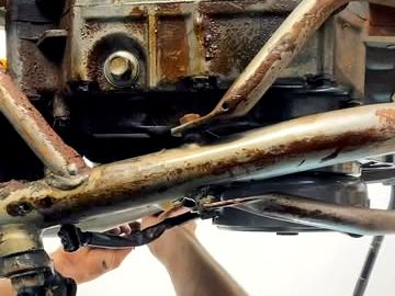 Mecânico trabalhando no motor de uma moto