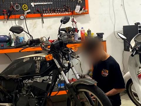Mecânico da D'Castro fazendo manutenção em moto na oficina