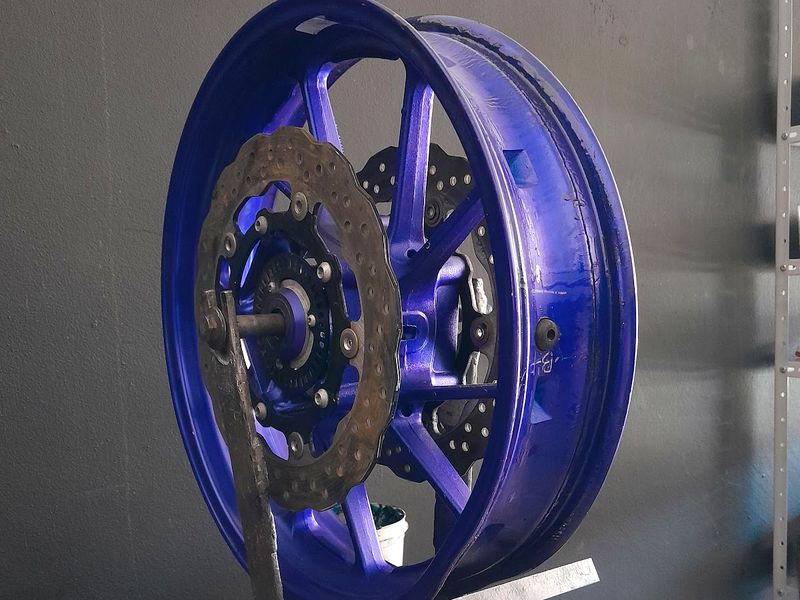 Roda de moto com disco de freio na oficina da D'Castro